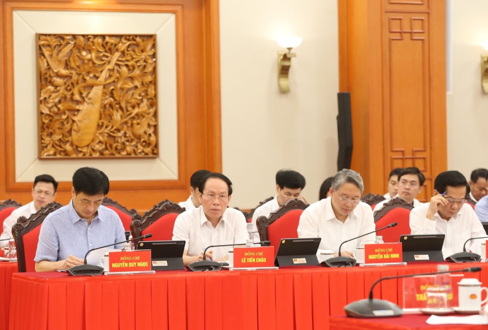 Ủy viên Bộ Chính trị, Bí thư Trung ương Đảng, Trưởng Ban Tổ chức Trung ương Nguyễn Duy Ngọc và các đại biểu tại cuộc làm việc.