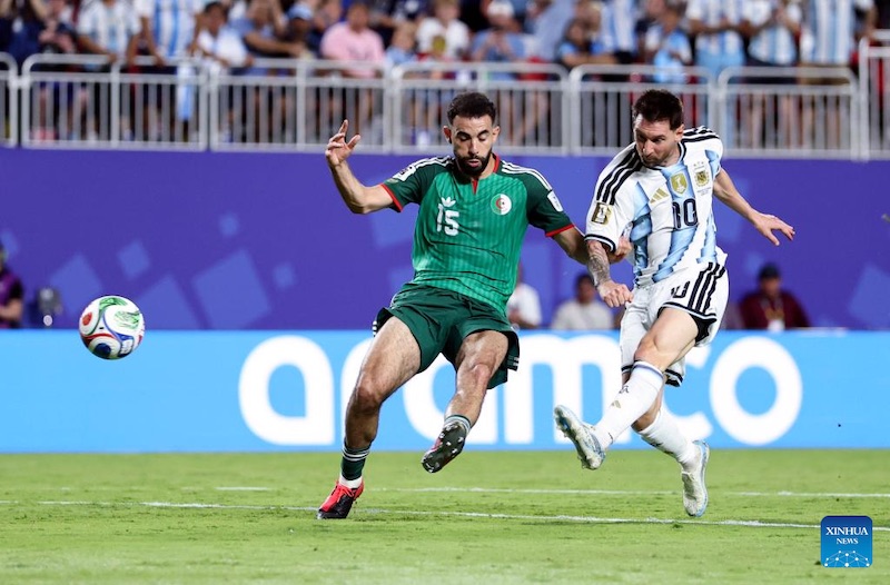 Hàng thủ Algeria đã bất lực trước Messi. Ảnh: Xinhua