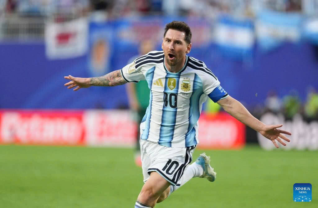 Messi giúp Argentina có khởi đầu thuận lợi.  Ảnh: Xinhua
