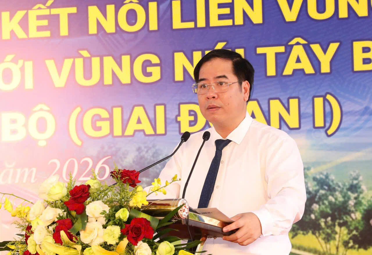 Ông Nguyễn Đình Đức - Giám đốc Ban quản lý dự án đầu tư xây dựng số 1 tỉnh Ninh Bình phát biểu tại lễ khởi công. Ảnh: Diệu Anh