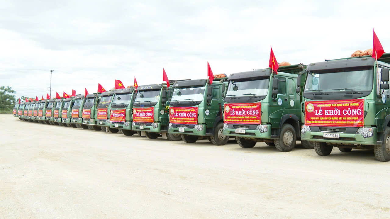 Các nhà thầu tập trung máy móc, sẵn sàng triển khai thi công ngay sau lễ khởi công. Ảnh: Diệu Anh
