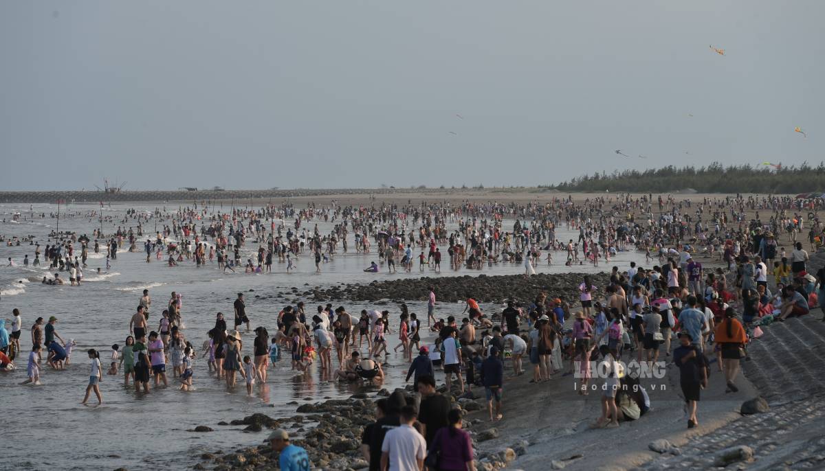 Du khách đổ du lịch biển Thịnh Long, xã Hải Thịnh, tỉnh Ninh Bình. Ảnh: Hà i