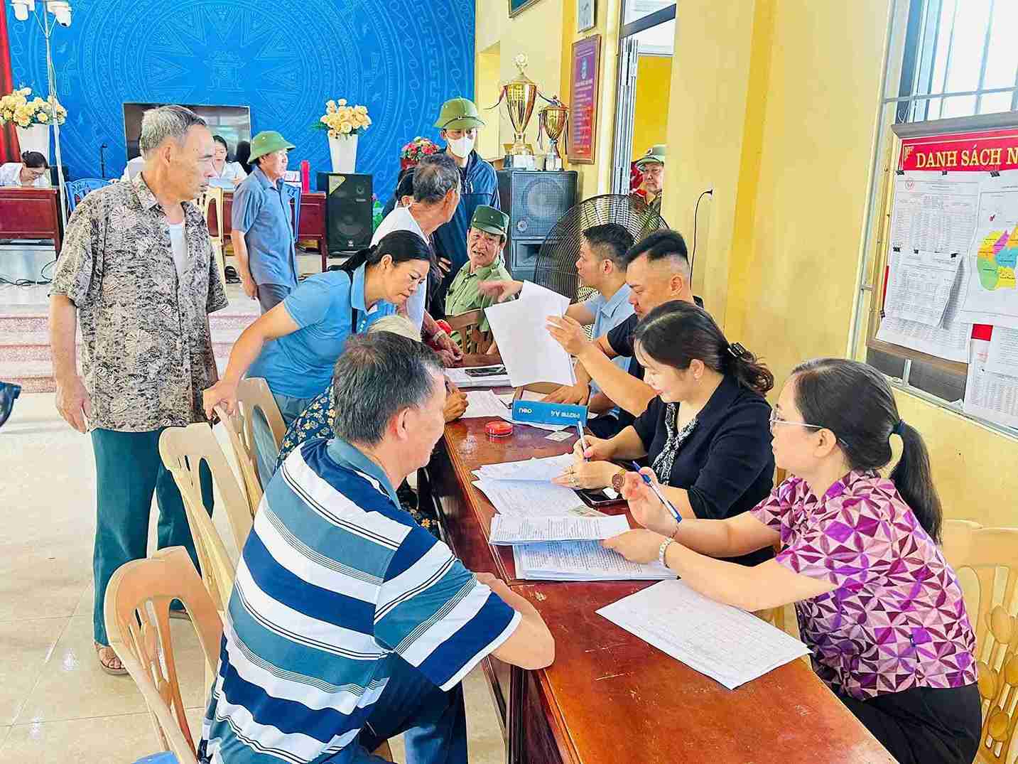 Người dân phường Lê Đại Hành làm thủ tục nhận tiền bồi thường, hỗ trợ. Ảnh: Phường Lê Đại Hành