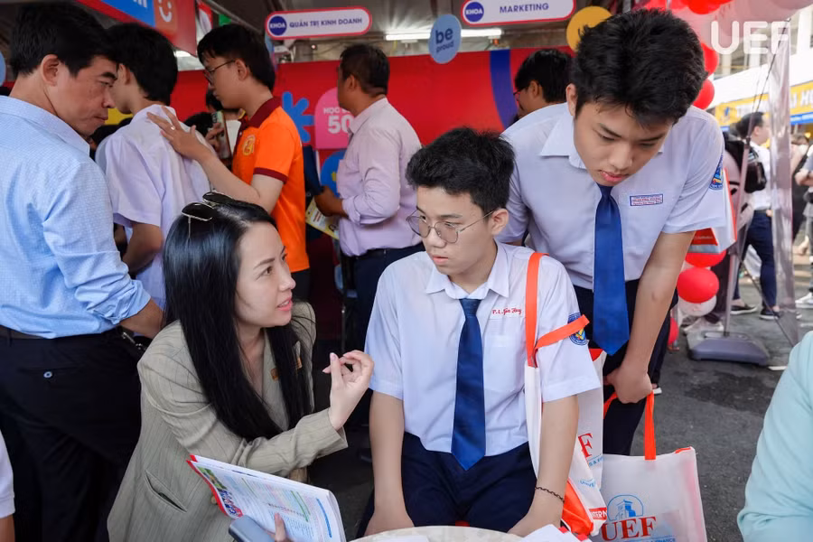 Học sinh tìm hiểu thông tin tuyển sinh Trường Đại học Kinh tế - Tài chính TPHCM trong một ngày hội tuyển sinh. Ảnh: UEF. tu-van.jpg