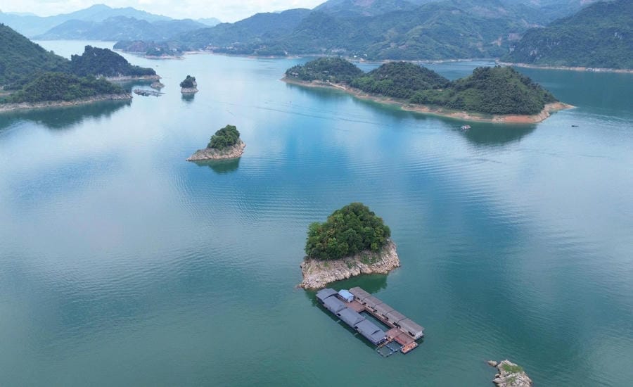 Vùng lòng hồ Hòa Bình giàu tiềm năng du lịch. Ảnh: Minh Chuyên