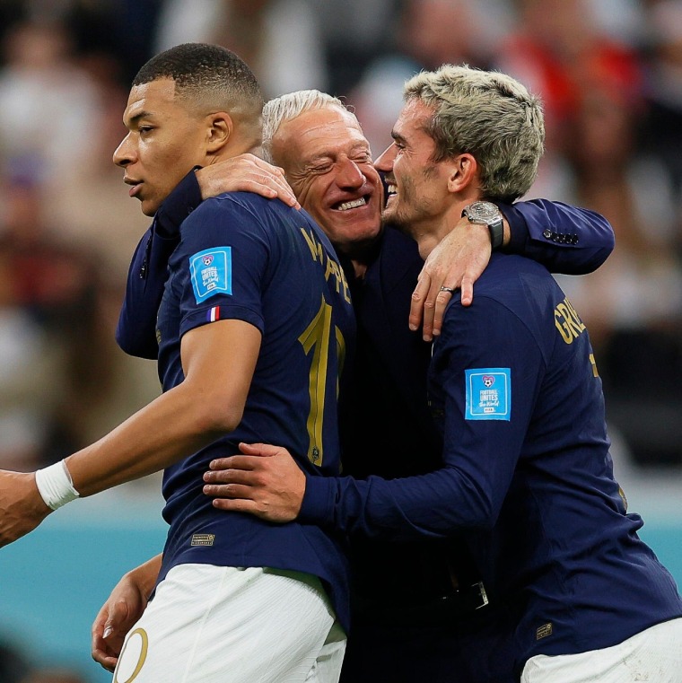 Khoảnh khắc huấn luyện viên Deschamps ăn mừng cùng Mbappe và Griezmann sau khi Pháp vào chung kết World Cup 2022. Ảnh: AFP