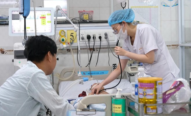 Trắng đêm giành sự sống cho bệnh nhi mắc tay chân miệng