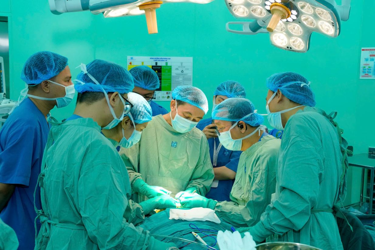 Ê-kíp phẫu thuật phối hợp trong quá trình tạo hình vành tai. Ảnh: Bệnh viện cung cấp