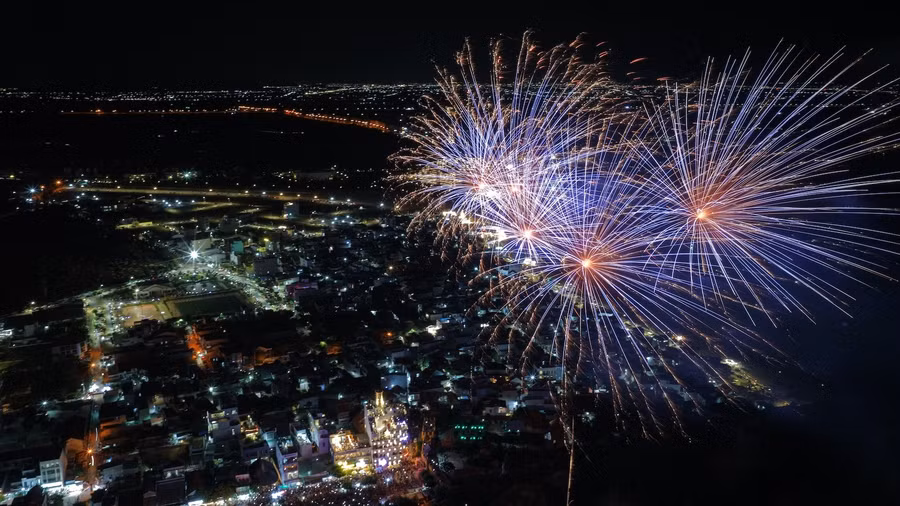 Chùm pháo hoa nở bung như những bông hoa. dji-20260711211939-0098-d-ctm.jpg
