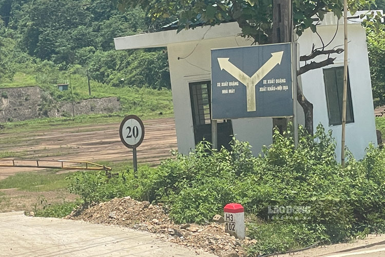 Bên ngoài khu vực mỏ sắt Quý Xa, không khí yên ắng trái ngược với thời kỳ khai thác sôi động trước đây. Ảnh: Đinh Đại