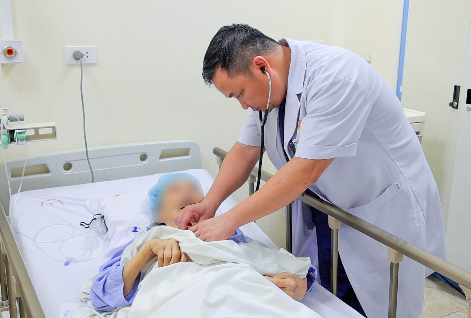 TS.BS Phan Thảo Nguyên, Trưởng khoa Nội Tim mạch người lớn, Phó Giám đốc Bệnh viện E kiểm tra chức năng van hai lá được khôi phục, huyết động của bệnh nhân. Ảnh: Bệnh viện E cung cấp