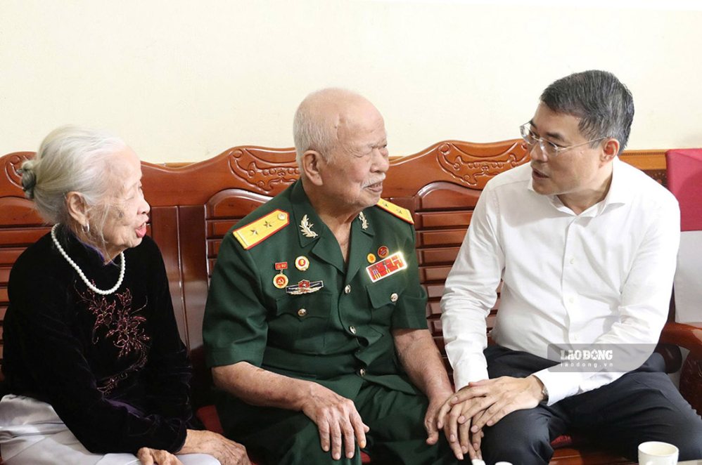 Thủ tướng Lê Minh Hưng đến thăm, tặng quà gia đình ông Phí Hương Dũng, thương binh 42% tại phường Điện Biên Phủ. Ảnh: Thành An