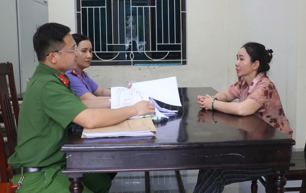 Cơ quan công an lấy lời khai đối với đối tượng Phạm Thị Hương. Ảnh: Công an Nghệ An