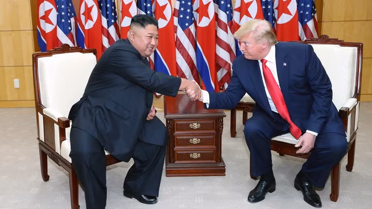 Chủ tịch Triều Tiên Kim Jong-un (trái) và Tổng thống Mỹ Donald Trump.