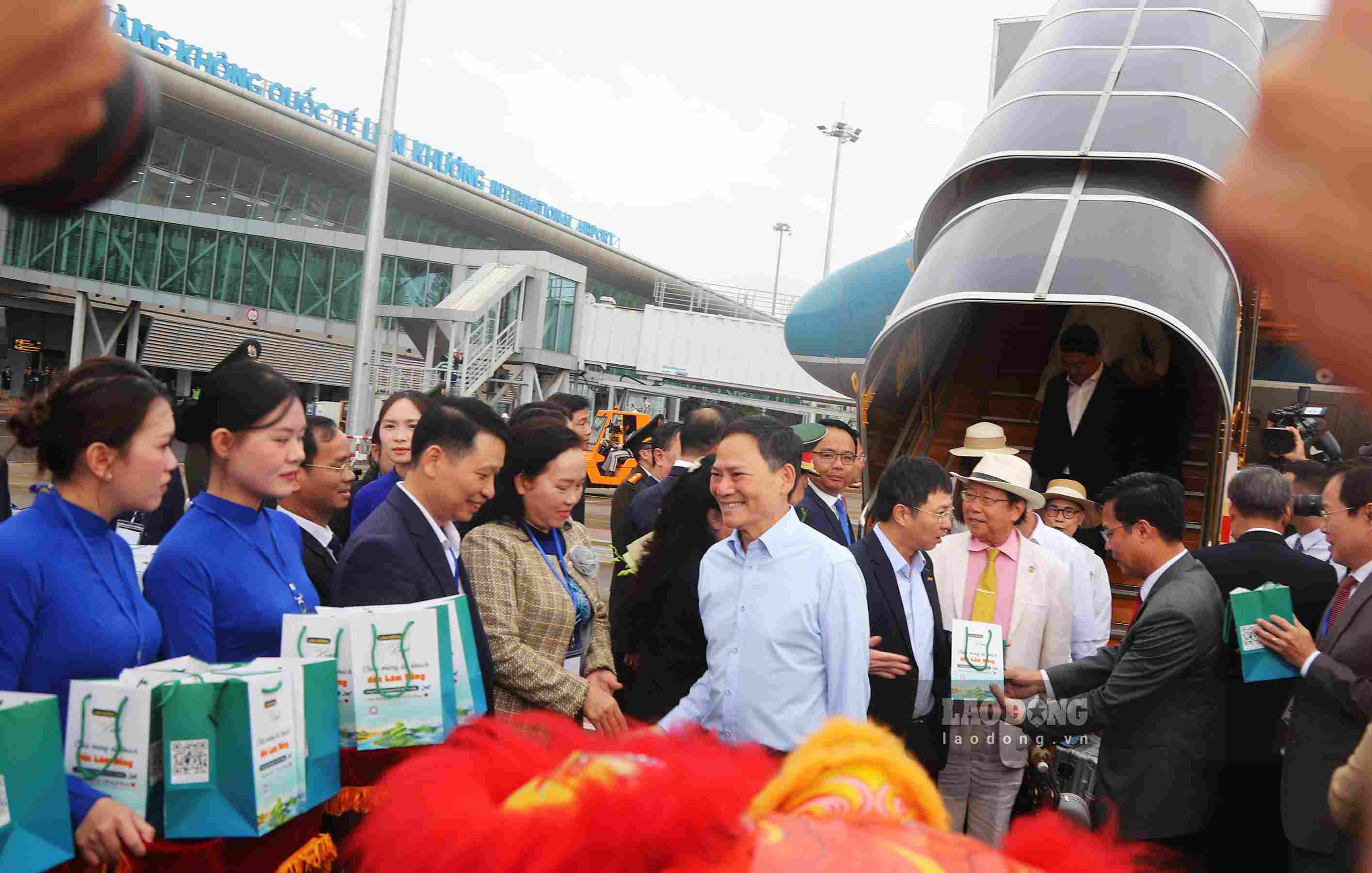 Lãnh đạo tỉnh Lâm Đồng chào đón và tặng quà chúc mừng các hành khách đầu tiên trên chuyến bay của Vietnam Airline. Ảnh: Phúc Khánh 
