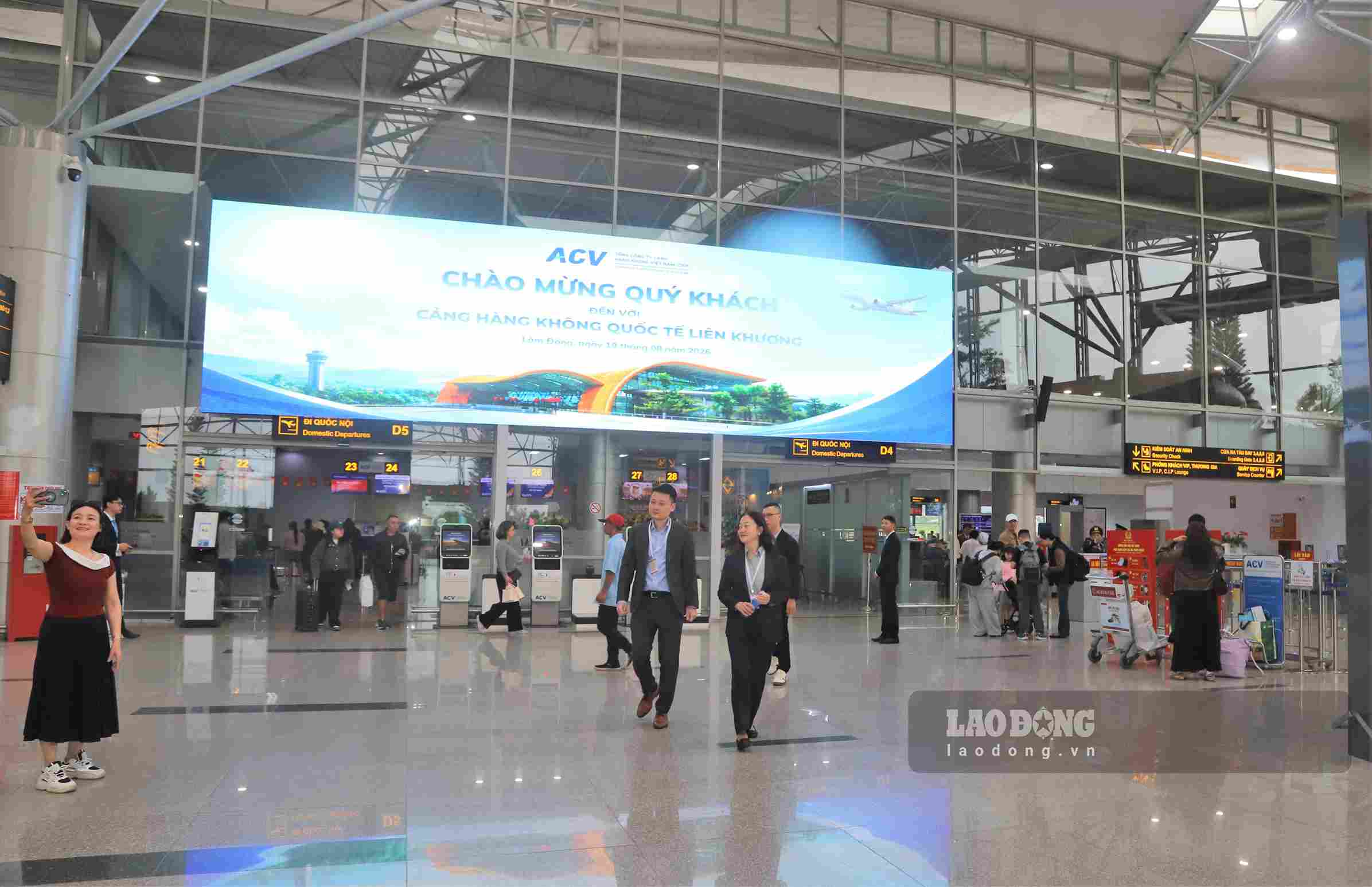 Hành khách có mặt tại sân bay Liên Khương để làm thủ tục, khởi hành đến các tỉnh, thành trong cả nước. Ảnh: Phúc Khánh 
