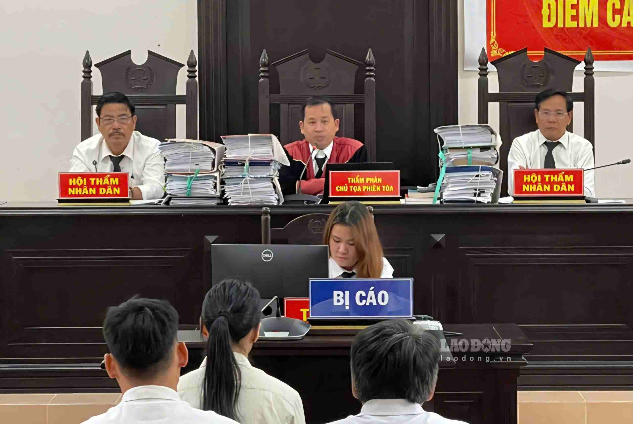 Phiên toàn xét xử bị cáo Nguyễn Thị Ngân Thoa và các đồng phạm. Ảnh: Tú Xuân