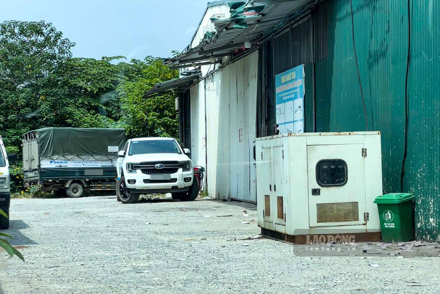 Máy phát điện dự phòng công nghiệp được đặt ngay cạnh một khu nhà xưởng để đảm bảo nguồn điện vận hành liên tục khi chính quyền địa phương cắt điện các điểm vi phạm. Ảnh: Nhóm PV