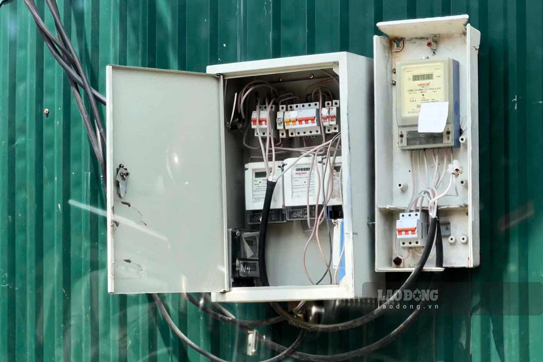 Tủ điện và cụm công tơ đo đếm lắp đặt tạm bợ trên vách tôn nhà xưởng, cửa tủ mở trống và hệ thống dây dẫn đấu nối chắp vá, tiềm ẩn nguy cơ chập cháy và mất an toàn phòng cháy, chữa cháy. Ảnh: Nhóm PV