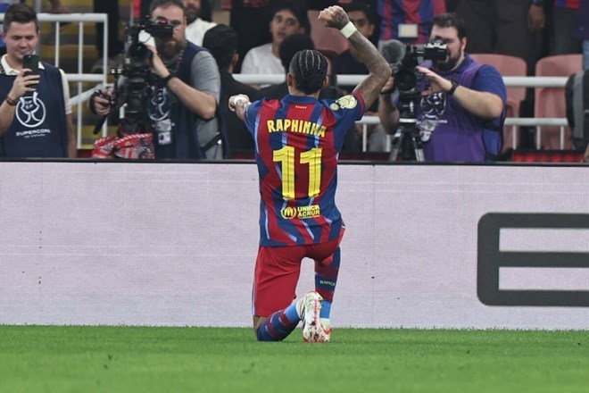 Barcelona bay cao trên đôi cánh của Raphinha