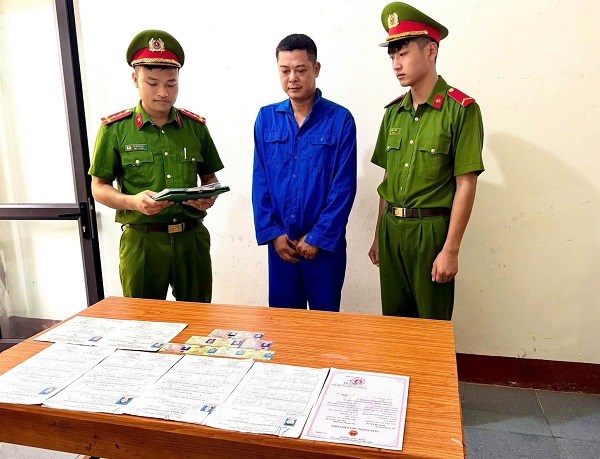 Khởi tố tài xế xe khách dùng bằng lái giả ở Phú Thọ