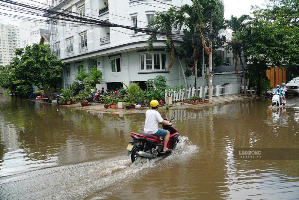Sau trận mưa lớn chiều 10.9, một hẻm trên đường Nguyễn Văn Hưởng vẫn ngập nước vào ngày 11.9.  Ảnh: Minh Quân