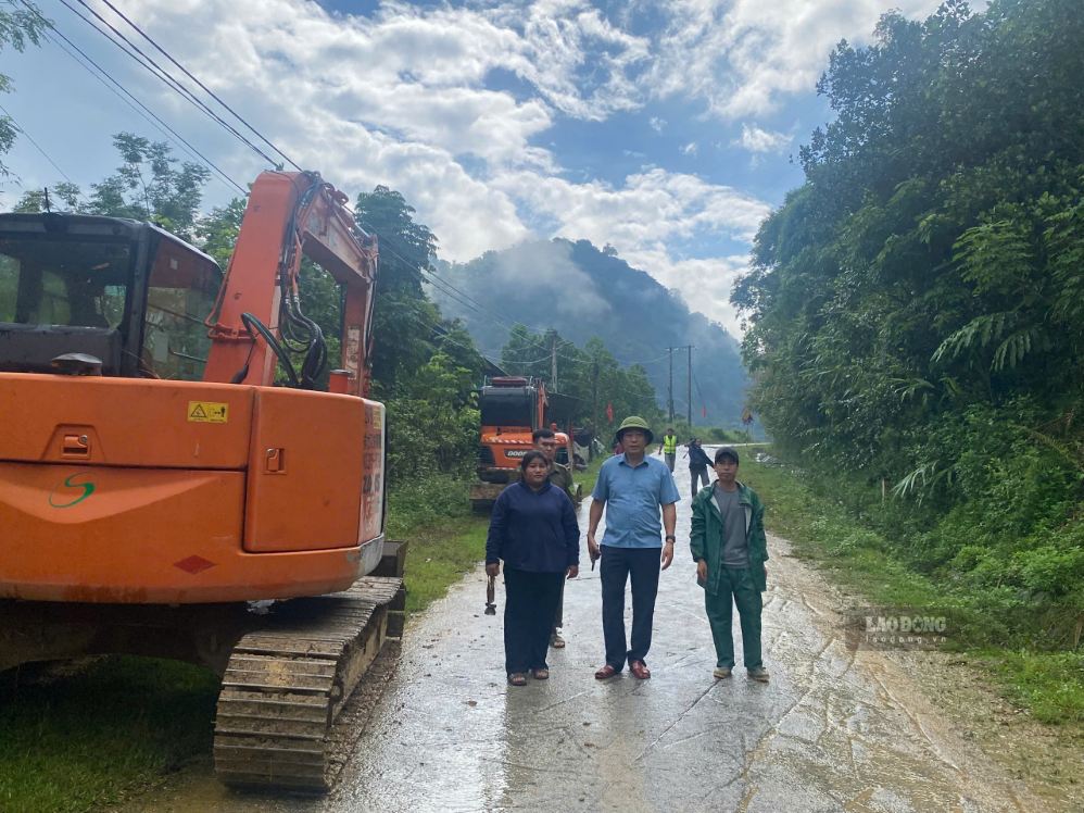 Sáng 20.9, UBND xã Yên Na huy động lực lượng, phương tiện khẩn trương khắc phục hậu quả vụ sạt lở, sớm thông tuyến giao thông bị chia cắt. Ảnh: Quang Đại