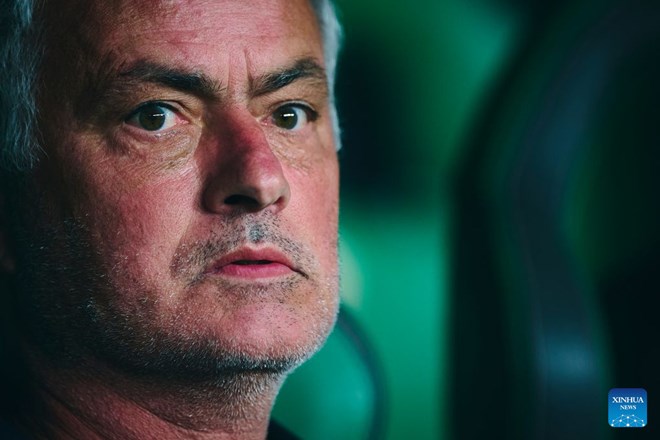 Jose Mourinho: Atletico Madrid đáng lẽ phải nhận 2 thẻ đỏ