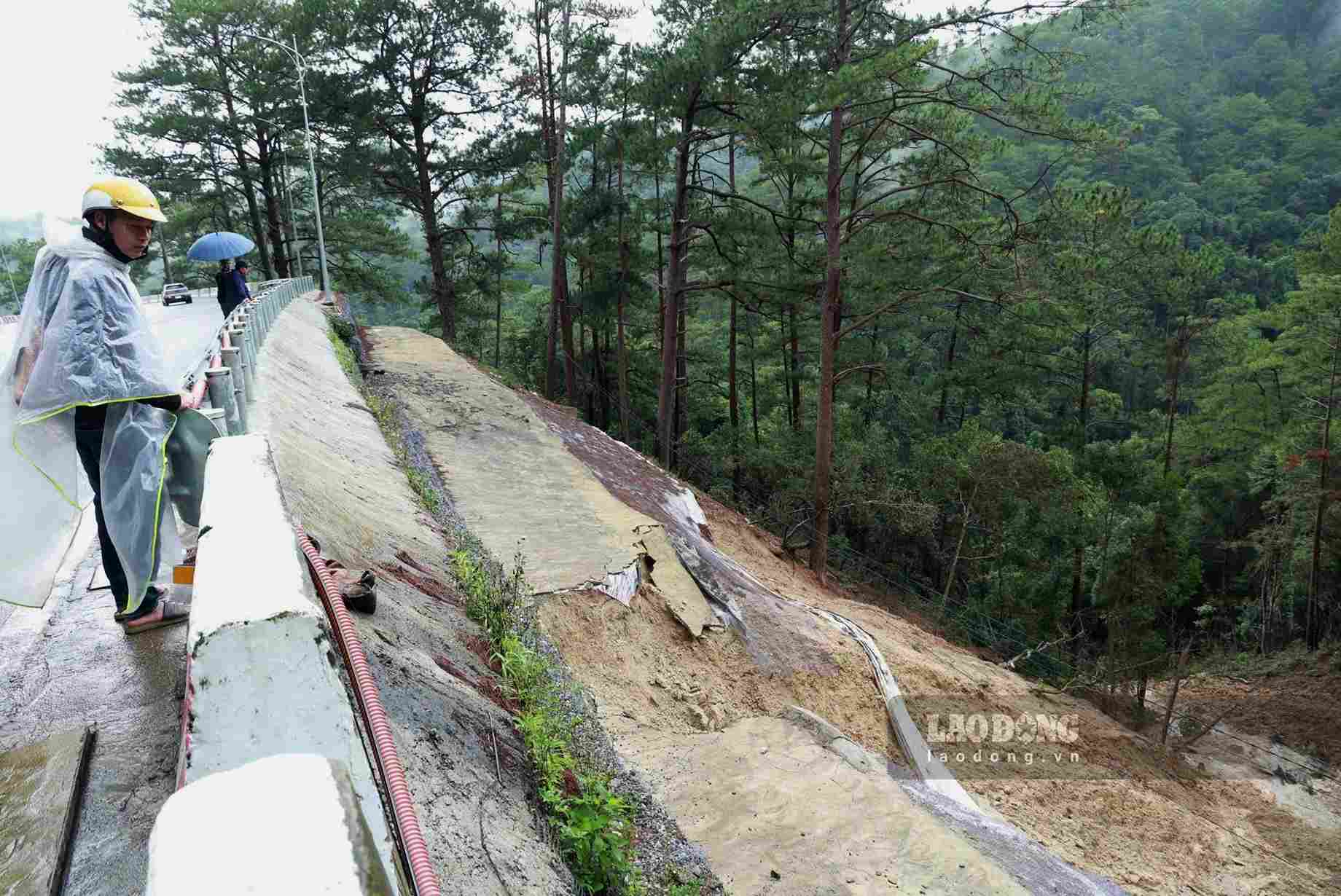 Mưa lớn gây sạt lở taluy âm trên đèo Prenn vào sáng 21.9. Ảnh: Phúc Khánh