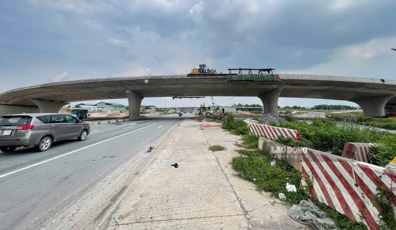 Các phương tiện chạy thông suốt trên đường Mỹ Phước - Tân Vạn. Ảnh chụp ngày 20.9. Ảnh: Đình Trọng