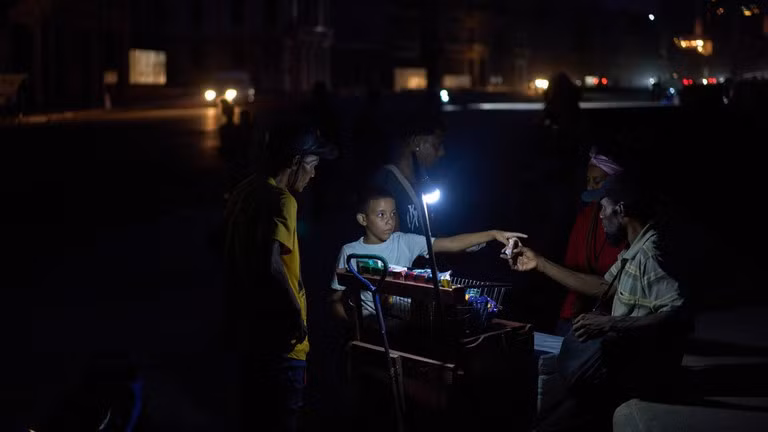 Người dân tại kè biển Malecon trong thời gian mất điện toàn quốc ở Havana, Cuba, ngày 18/9/2026.
