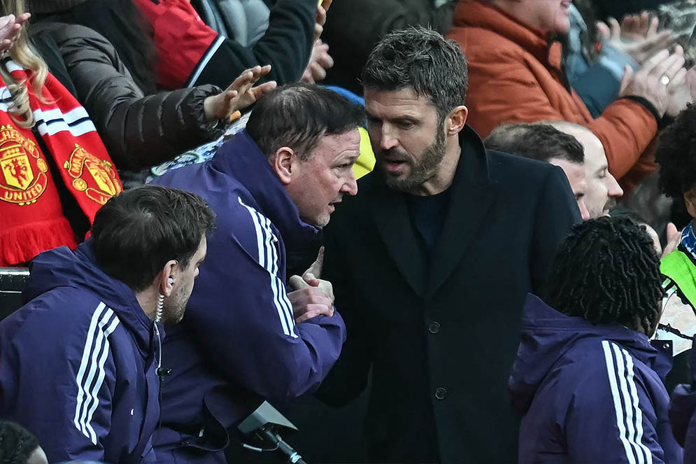 Carrick dường như đang bất lực với Man United.  Ảnh: AFP