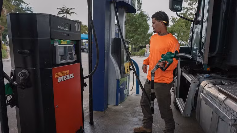 Một trạm dầu diesel ở bang Washington, Mỹ, sắp hết nhiên liệu.