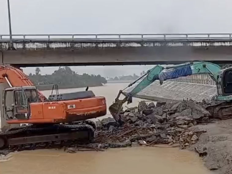 2 xe múc được tăng cường để tháo dỡ đập ngăn mặn tạm. Ảnh: Chủ đầu tư (9.2026)