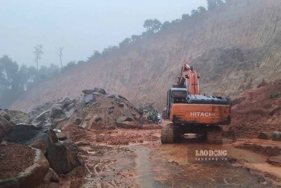 Đèo Gia Bắc trên Quốc lộ 28 bị sạt lở phải cấm lưu thông 2 chiều để bảo đảm an toàn. Ảnh: Phúc Khánh (Ảnh chụp ngày 23.9)