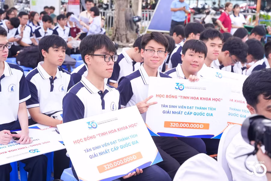 Tân sinh viên nhận học bổng Tinh hoa Khoa học, Trường Đại học Khoa học Tự nhiên, Đại học Quốc gia TPHCM. Ảnh: VNUHCM. 11.jpg