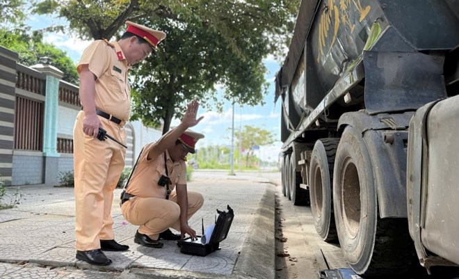 Cảnh sát giao thông TP Huế xử lý 15 trường hợp vi phạm chở hàng quá tải