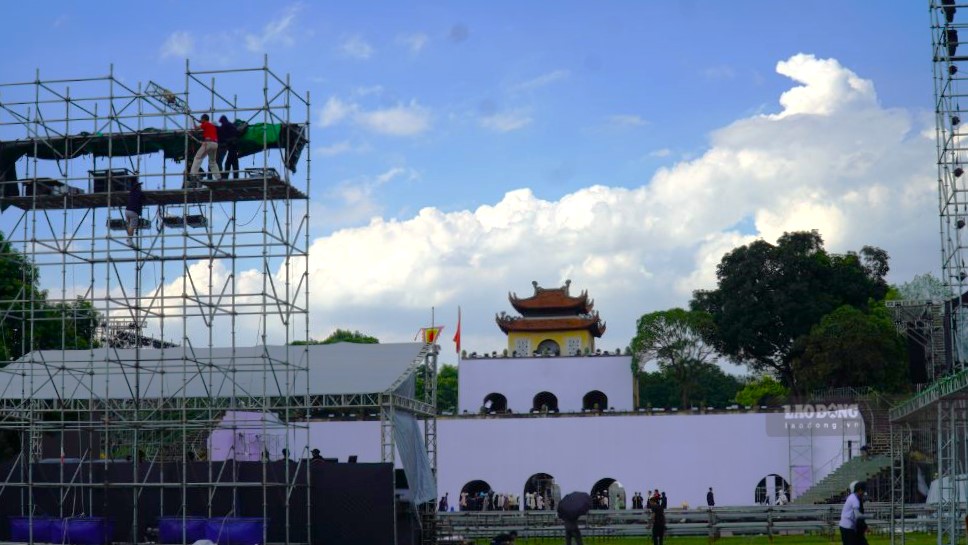 Sân khấu chính đang thành hình tại Hoàng thành Thăng Long. Ảnh: Minh Vũ