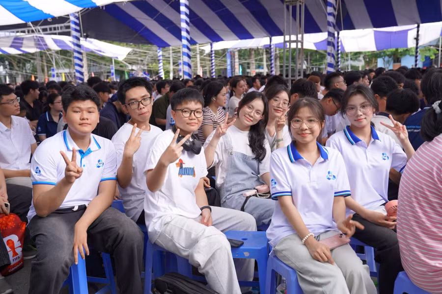 Tân sinh viên Trường Đại học Bách khoa tại lễ khai giảng. sv112.jpg