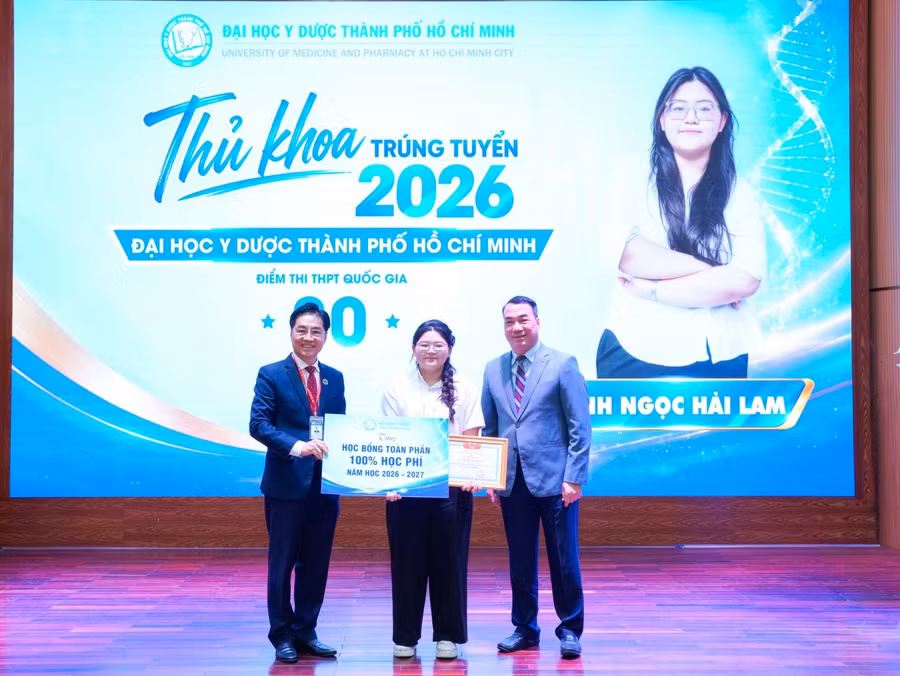 Thủ khoa Trường Đại học Y Dược TPHCM nhận học bổng toàn phần 100% học phí năm học 2026 - 2027. Ảnh: UMP. hoc-bong.jpg
