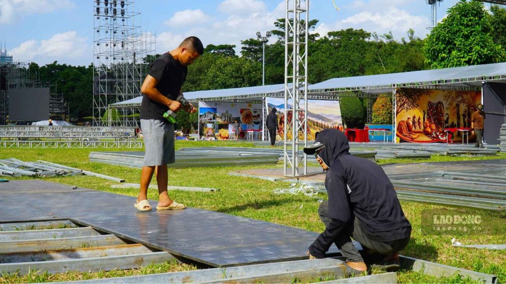 Công nhân tất bật lắp dựng gian hàng, chuẩn bị cho ngày khai mạc lễ hội. Ảnh: Minh Vũ