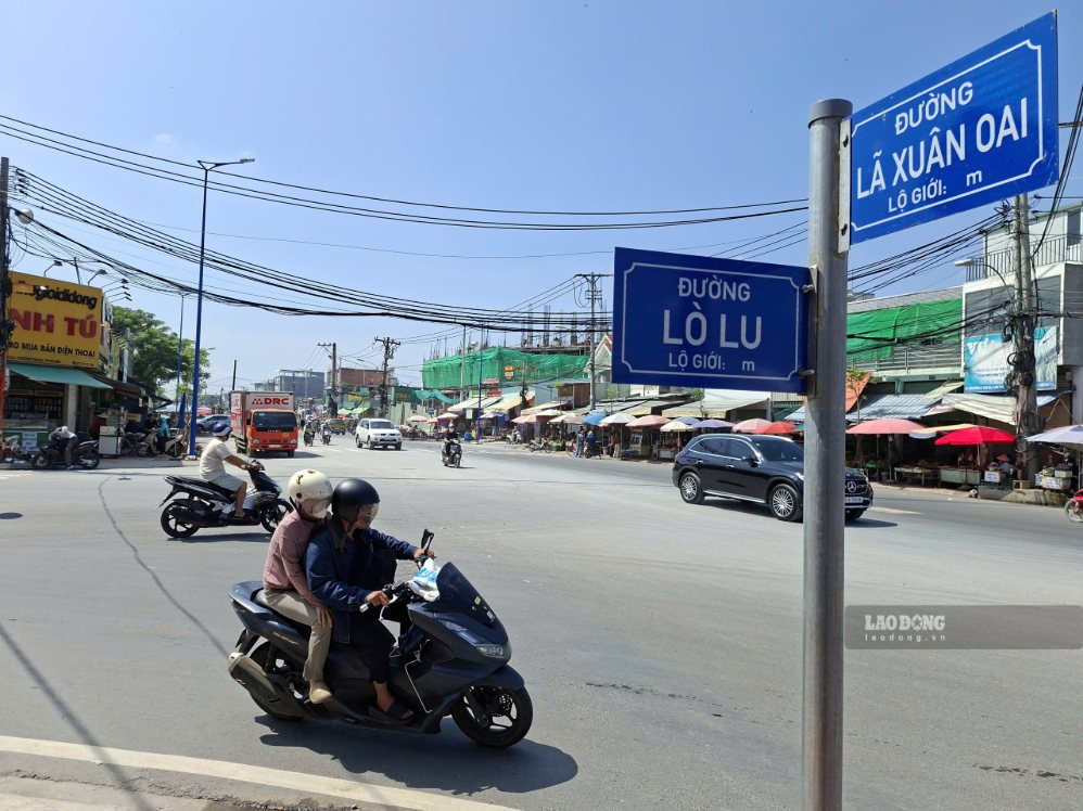 Đường Lã Xuân Oai giao đường Lò Lu.  Ảnh: Minh Quân