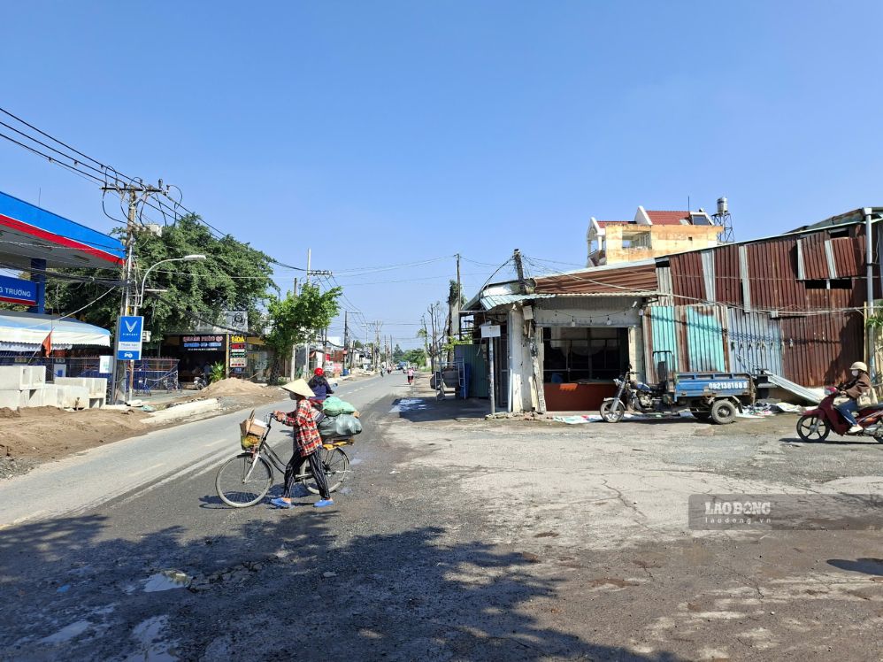 Một số căn nhà chưa di dời trên đường Lã Xuân Oai ngày 30.9.  Ảnh: Minh Quân