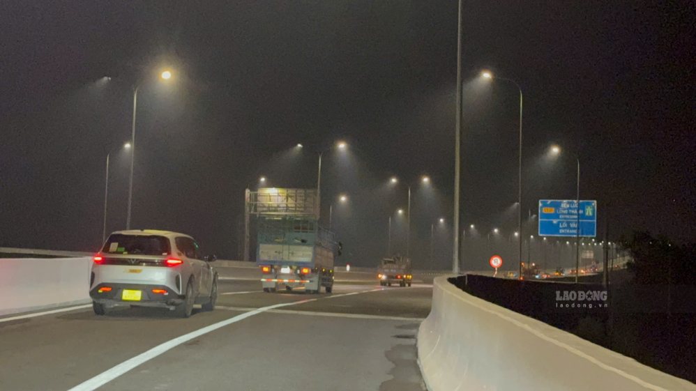 Cao tốc Bến Lức - Long Thành thông xe, các phương tiện bắt đầu di chuyển vào ngày 1.10. Ảnh: HAC