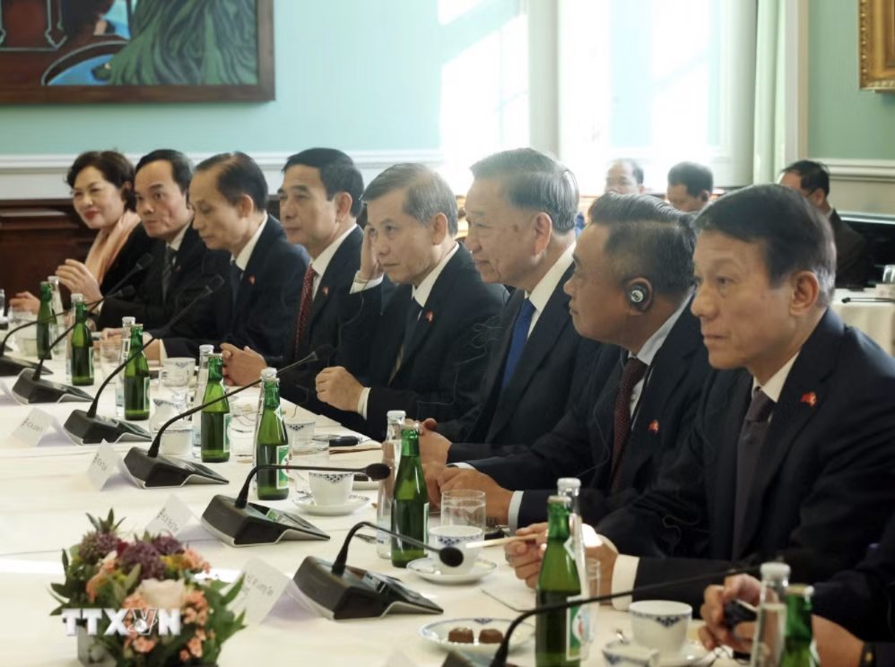 Tổng Bí thư, Chủ tịch nước Tô Lâm và thành viên đoàn cấp cao Việt Nam tại cuộc hội kiến Chủ tịch Quốc hội Đan Mạch Henrik Frandsen. Ảnh: TTXVN