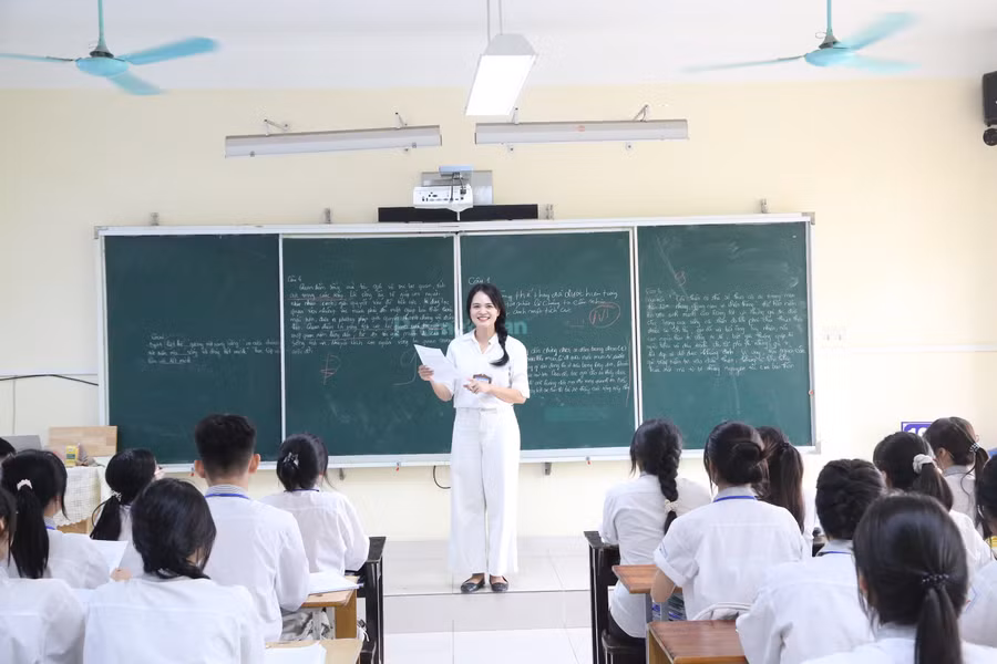 Cô trò Trường THPT Quế Võ số 1 trong giờ học.
