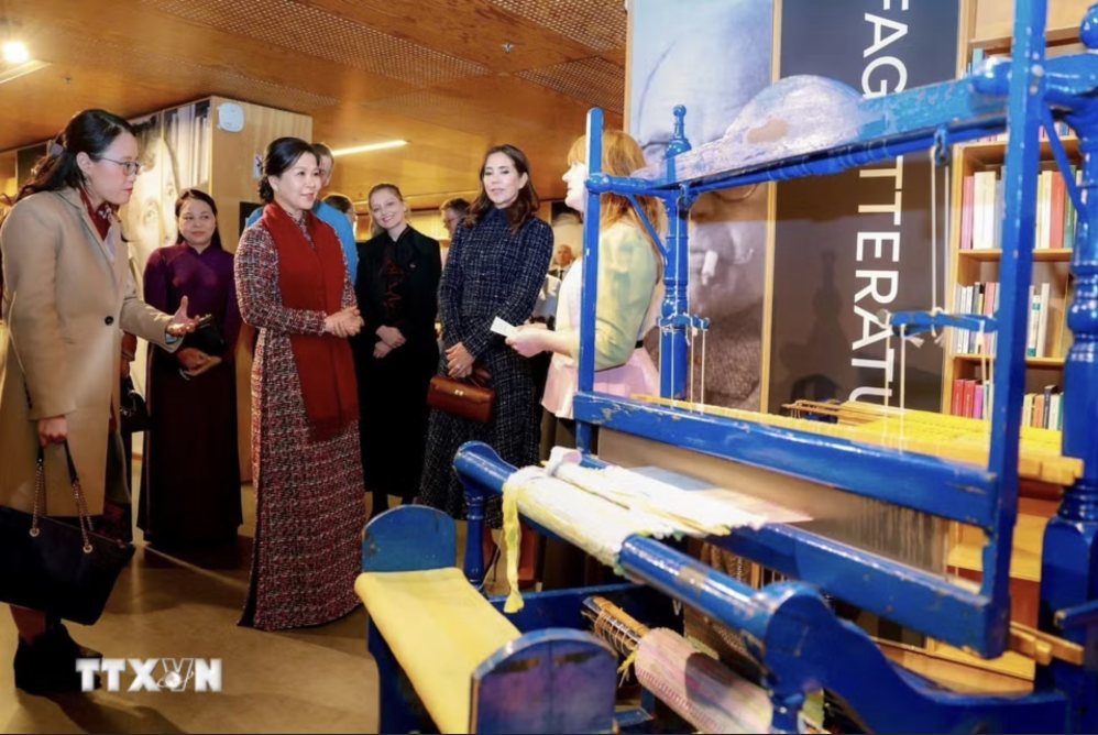 Bà Ngô Phương Ly, Phu nhân Tổng Bí thư, Chủ tịch nước và Hoàng hậu Mary tham quan thư viện BIBLIOTEKET Rentemestervej. Ảnh: TTXVN