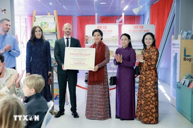 Phu nhân Tổng Bí thư, Chủ tịch nước trao tặng Tủ sách Việt Nam cho thư viện Đan Mạch