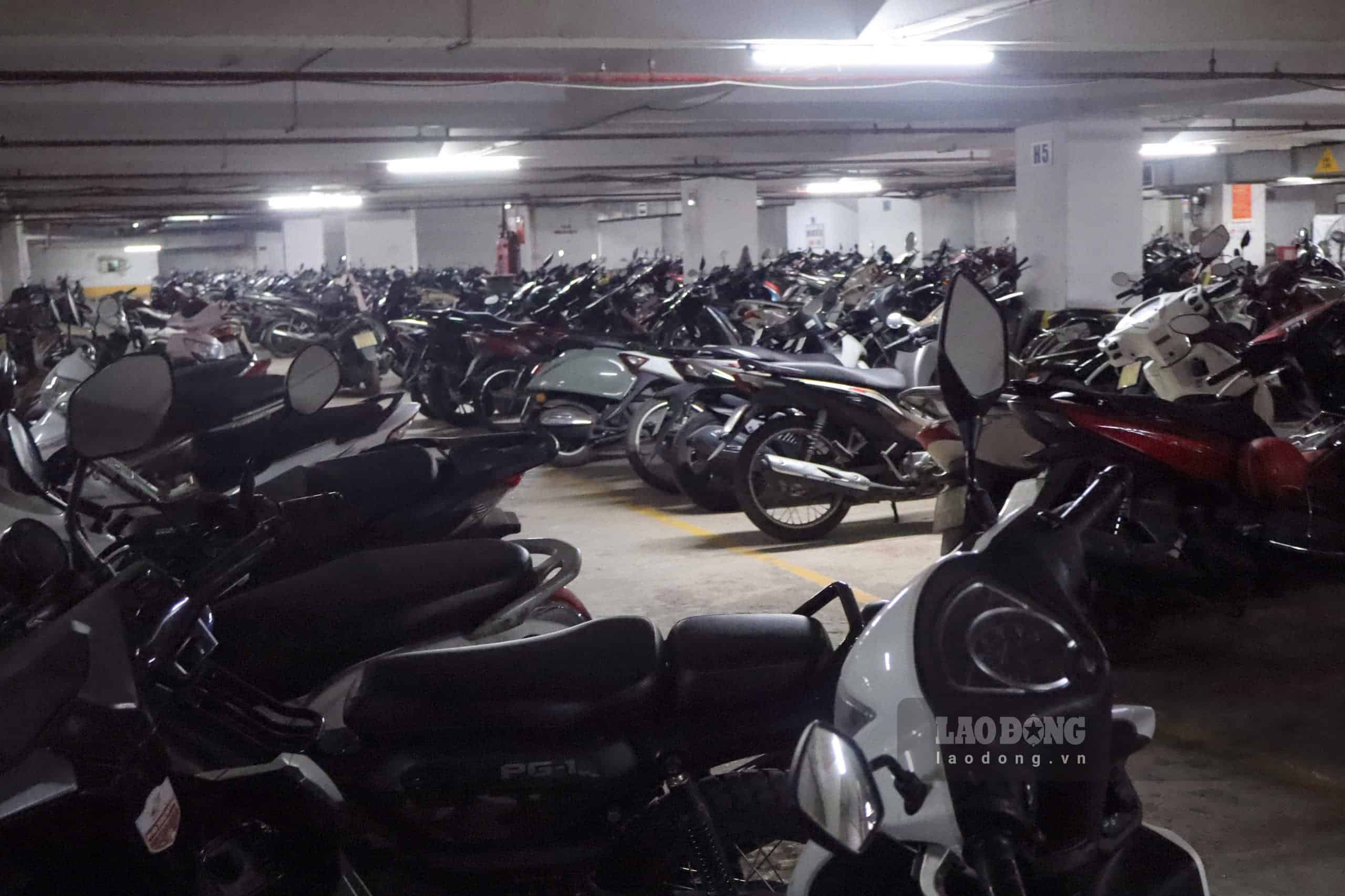 Khu vực để xe máy dưới hầm thường xuyên quá tải. Ảnh: Trân Châu