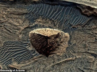 Vật thể hình chóp kỳ lạ trên sao Hỏa khiến giới khoa học xôn xao